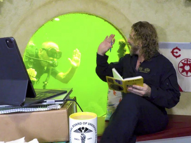 Phi thường - kỳ quặc - Người đàn ông phá kỷ lục về thời gian sống dưới nước lâu nhất