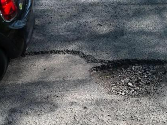 Phi thường - kỳ quặc - Bị phạt gần 23 triệu đồng vì tự ý vá ổ gà trên đường