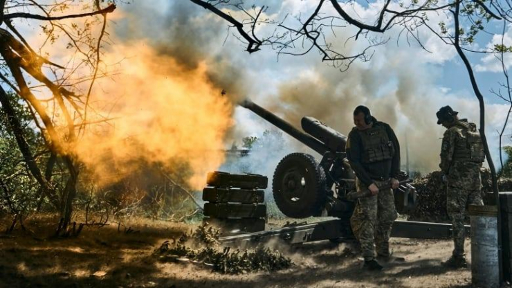 Binh sĩ Ukraine khai hỏa pháo trong xung đột với Nga. Ảnh: AP