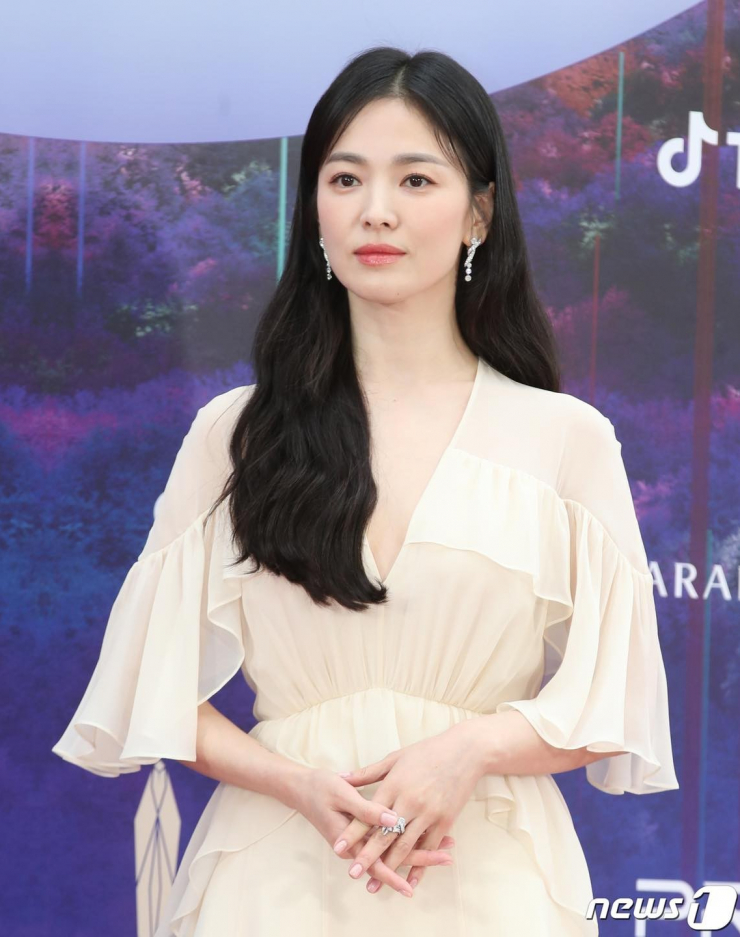 Song Hye Kyo được khen nhã nhặn, nhẹ nhàng với bộ váy khoét sâu phần cổ.