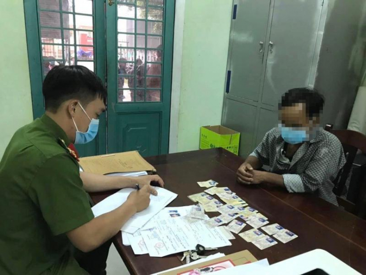 Một trường hợp đặt mua Giấy phép lái xe mô tô hạng A1 trình bày với Công an xã.