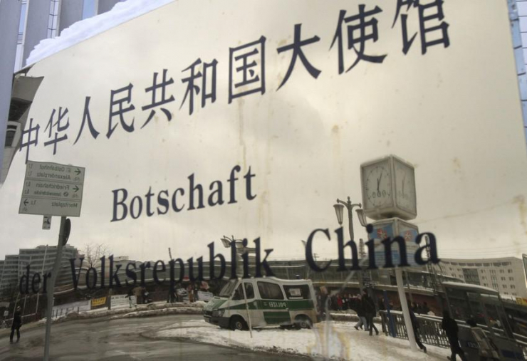 Biểu ngữ trước Đại sứ quán Trung Quốc tại Berlin, Đức năm 2010. Ảnh: REUTERS