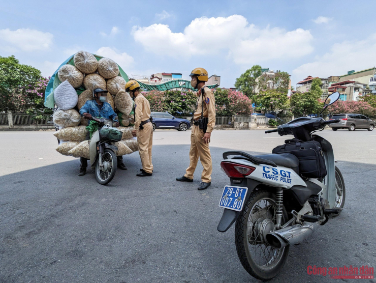 Trước tình trạng trên, Đội CSGT số 1 (Phòng CSGT Hà Nội) thường xuyên tổ chức tuần tra xử lý phương tiện không đảm bảo an toàn kỹ thuật, chở hàng cồng kềnh vượt quá quy định, trên địa bàn. Rất nhiều vi phạm bị xử lý nhưng cánh tài xế chở hàng hóa cồng kềnh vẫn cố tình vận chuyển bởi theo họ đây chính là miếng cơm manh áo của mình. Cá biệt, có trường hợp chở nhiều bao tải bỏng ngô nặng đến 200kg, chất cao 2,5 mét gây mất an toàn giao thông.