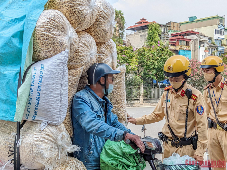 Ông T.V.H. (SN 1965, trú tại Hà Nội) điều khiển xe máy mang BKS 89F2- 71XX đang chở 17 bao tải bỏng ngô trên đường thì bị Tổ công tác của Đội CSGT số 1 dừng xe kiểm tra. Quá trình dừng xe, ông H. mất 15 phút và phải nhờ sự giúp sức của 5 người mới có thể xuống được xe.“Xuống được chiếc xe này rất khó khăn vì đằng sau chở nặng đến 200kg, nếu xuống nhanh không có người giữ thì xe bị bốc đầu lên, đổ ngay”, ông H. nói.