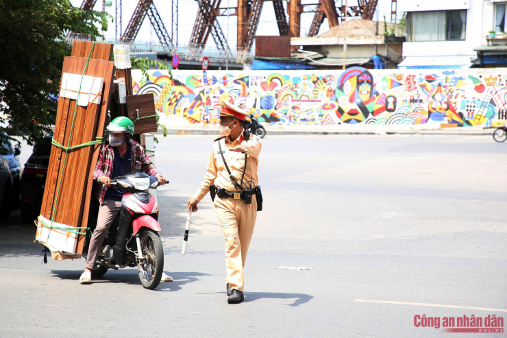 Hay như anh P.N.L. (SN 1991) sử dụng xe máy vận chuyển tủ gỗ cồng kềnh.