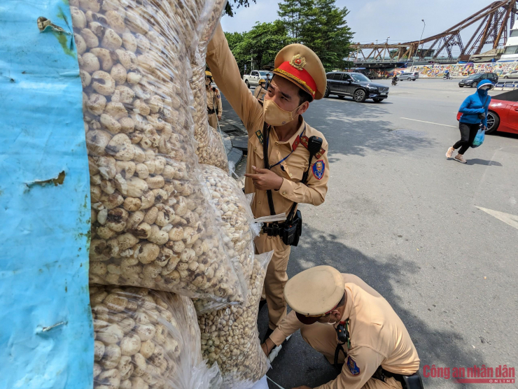Tổ công tác CSGT sau đó tiến hành đo chiều cao của hàng hóa chất trên xe. Kết quả cho thấy, xe chở hàng hóa cao đến 2,5m, các bao tải chắn toàn bộ tầm nhìn hai bên và phía sau, gây mất an toàn giao thông.