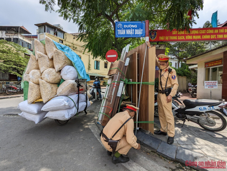 Tương tự, chiều cao hàng hóa trên chiếc xe máy chở tủ gỗ cũng không kém chút nào, cao đến 2,3m. 
