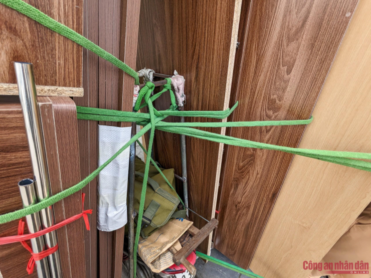 Hàng hóa cồng kềnh chỉ được lái xe chằng buộc một cách sơ sài.