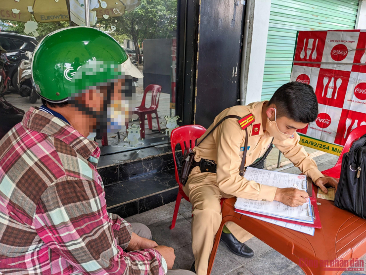Nói về vi phạm của mình, anh P.N.L cho biết: “Tôi thấy đi cũng nguy hiểm nhưng vì mưu sinh nên cố gắng chở lấy công. Mỗi lần chở hàng từ Đê La Thành sang quận Long Biên, tôi nhận được khoảng 150 nghìn đồng. Khi đi trên đường, tôi cố gắng đi chậm và phán đoán các tình huống để tránh va chạm. Dù không mong muốn nhưng nếu xảy ra tai nạn thì bản thân tôi phải chịu hết chủ hàng không chịu trách nhiệm gì".