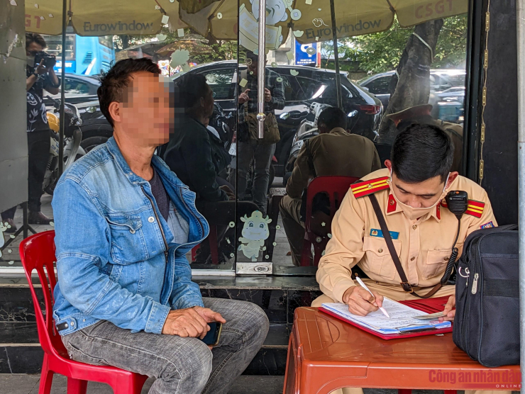 “Tôi đi lấy hàng từ Hưng Yên về phố Hàng Mã để bán, quãng đường di chuyển khoảng 40km. Trên đường, tôi đi với khoảng 30-40km/h, gần như đi bằng cảm giác chứ không nhìn thấy hai bên và đằng sau”, ông H. cho biết. Tuy nhiên, trình bày với CSGT, ông H. vẫn cho rằng mình có “tay lái lụa” nên không sợ va chạm, đi vẫn rất an toàn.