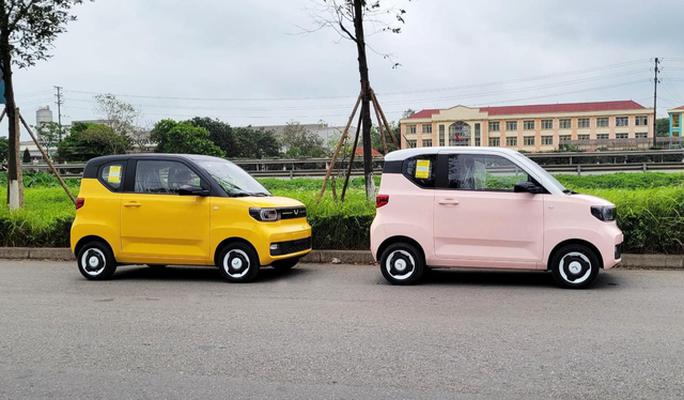 Hai chiếc ôtô điện Wuling Hongguang Mini EV xuất hiện trong khuôn viên nhà máy TMT Motors ở Hưng Yên.