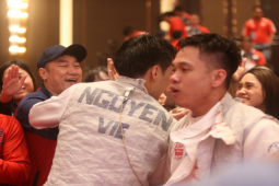 Vỡ òa đội kiếm liễu Việt Nam khóc mừng tấm HCV SEA Games lịch sử