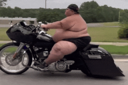 Clip: Người đàn ông ngoại cỡ chạy môtô, dân mạng lo điều này