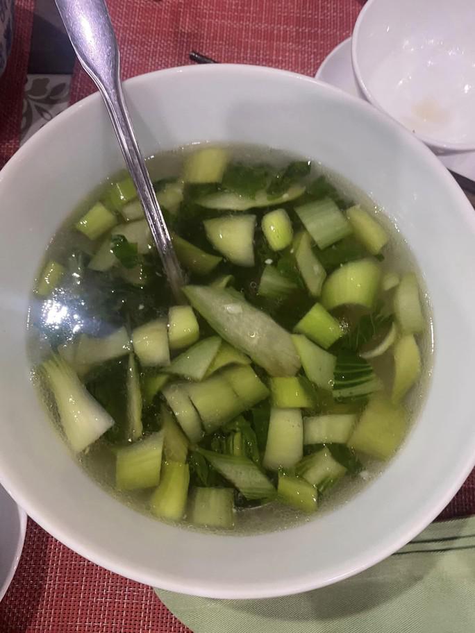 Một khu du lịch ở Hội An bị tố "suất ăn 200.000 đồng chỉ có tô canh với vài miếng thịt" - 3