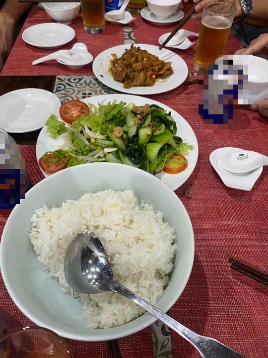 Hình ảnh bữa cơm được cho là 200.000 đồng/người được chia sẻ trên Facebook