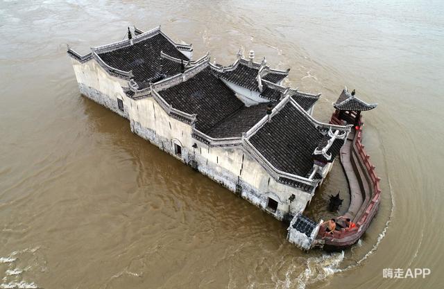 Bí ẩn ngôi chùa sừng sững giữa sông Trường Giang suốt 700 năm, lũ lớn kỷ lục không thể xô đổ - 1