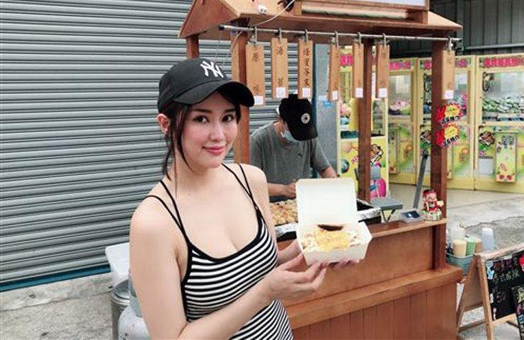 Trên thực tế, việc các cô chủ quán xinh đẹp, có lối ăn vận cuốn hút&nbsp;thường nhận được sự chú ý từ phía khách hàng.
