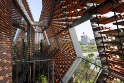 Kinh doanh - Lấy ngói làm tường bao quanh, căn nhà ở Hà Nam gây "choáng" cho báo Mỹ