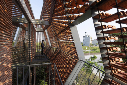 Kinh doanh - Lấy ngói làm tường bao quanh, căn nhà ở Hà Nam gây "choáng" cho báo Mỹ