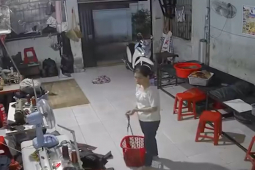 Xe máy - Xe đạp - Clip: Pha ăn trộm xe máy trước mắt chủ nhà "dễ như ăn cháo"