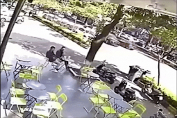 Ô tô - Clip: Pha "ghé" quán cafe khiến 2 vị khách thót tim