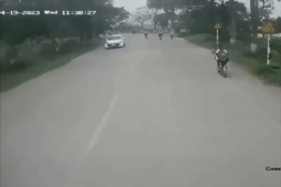 Xe máy - Xe đạp - Clip: Phóng với tốc độ quá nhanh, nam sinh chui gầm xe bus