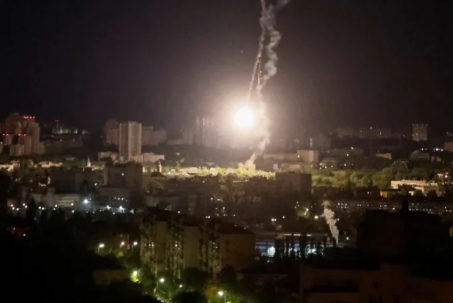 Nhiều tiếng nổ lớn ở Kiev, Ukraine nói Nga tấn công "bất thường"