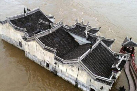 Bí ẩn ngôi chùa sừng sững giữa sông Trường Giang suốt 700 năm, lũ lớn kỷ lục không thể xô đổ