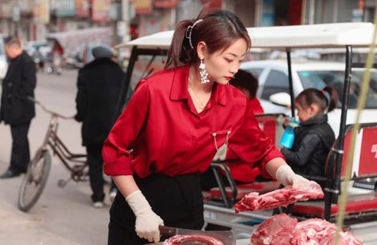 Có nhiều cô gái sở hữu nhan sắc nổi bật chẳng cần mặc hở cũng gây chú ý ở một góc đường.
