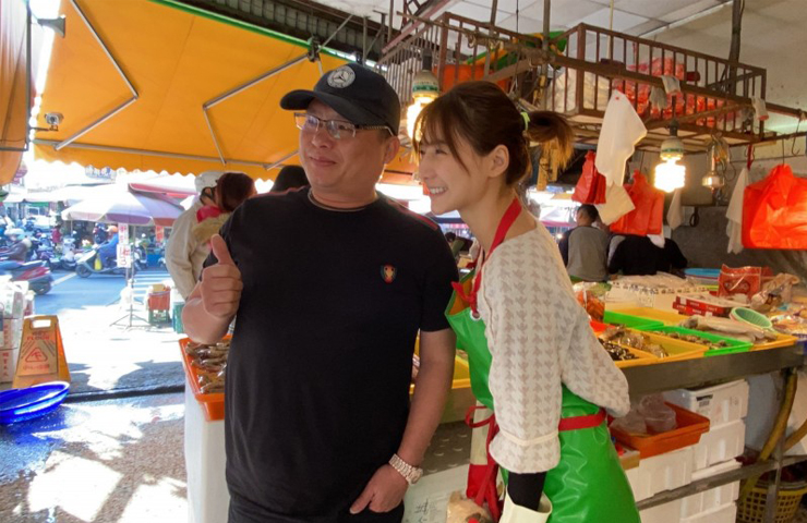 Vì quá xinh đẹp, cô nàng thường xuyên được các khách hàng xin phép chụp ảnh chung.
