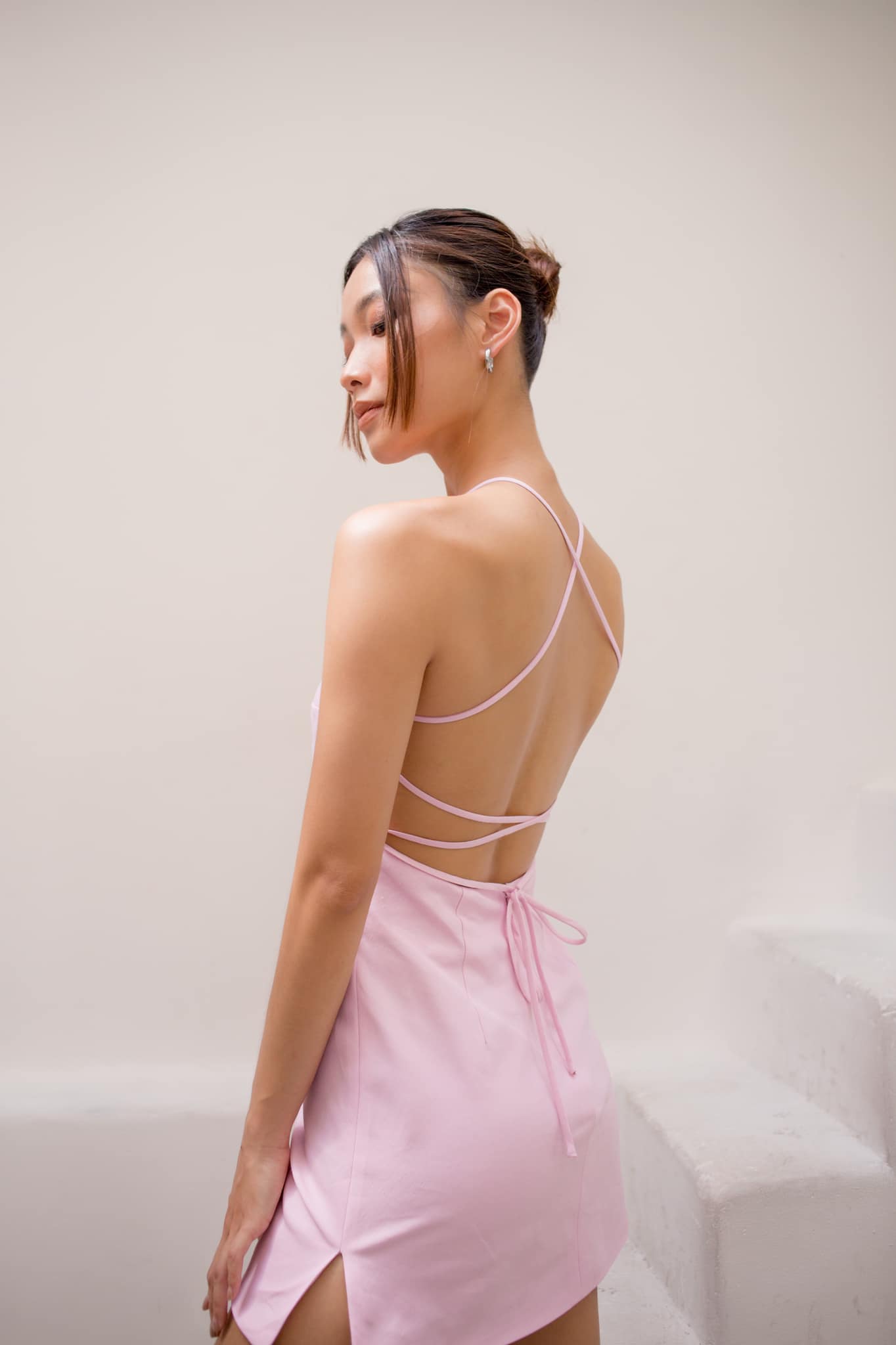 Tấm lưng trần gợi cảm cùng eo thon của Phương Trinh nổi bật khi cô diện thiết kế đầm lụa