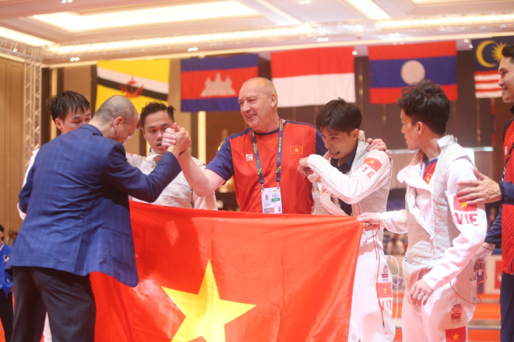Vỡ òa đội kiếm liễu Việt Nam khóc mừng tấm HCV SEA Games lịch sử - 5