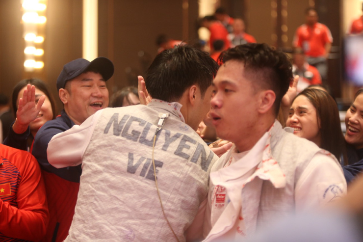 Vỡ òa đội kiếm liễu Việt Nam khóc mừng tấm HCV SEA Games lịch sử - 3