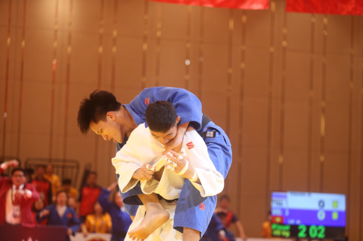 Các võ sỹ Việt Nam (áo xanh) không hề biết "sợ" khi đối đầu với các nhà vô địch tới từ Thái Lan