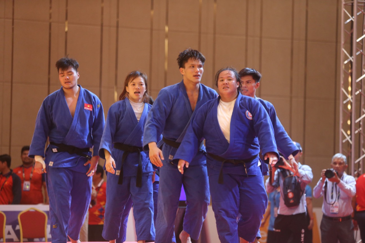 Dương Thanh Thanh (bên phải ngoài cùng) mang về chiến thắng quyết định cho Judo