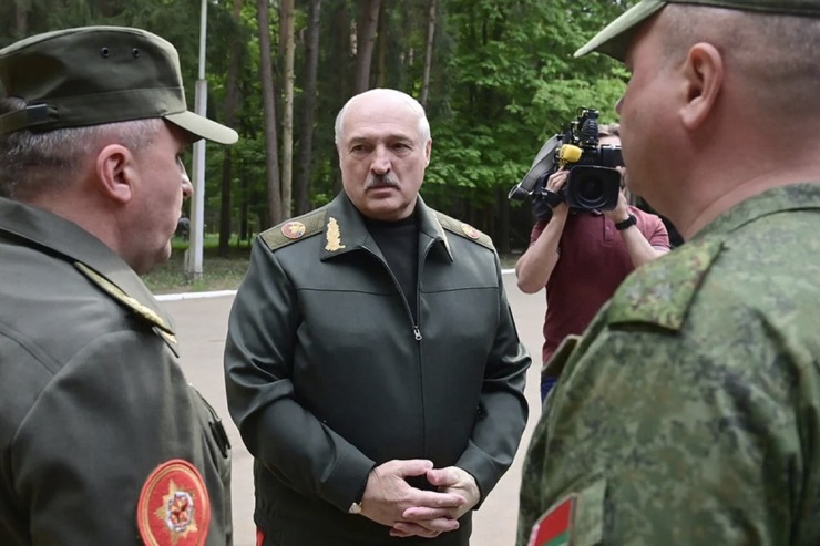Ông Lukashenko gặp gỡ các sĩ quan quân đội trong chuyến thị sát vào ngày 15/5.