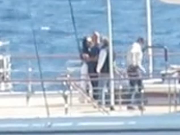 Tỷ phú giàu thứ ba thế giới Jeff Bezos ôm hôn bạn gái trên siêu du thuyền.