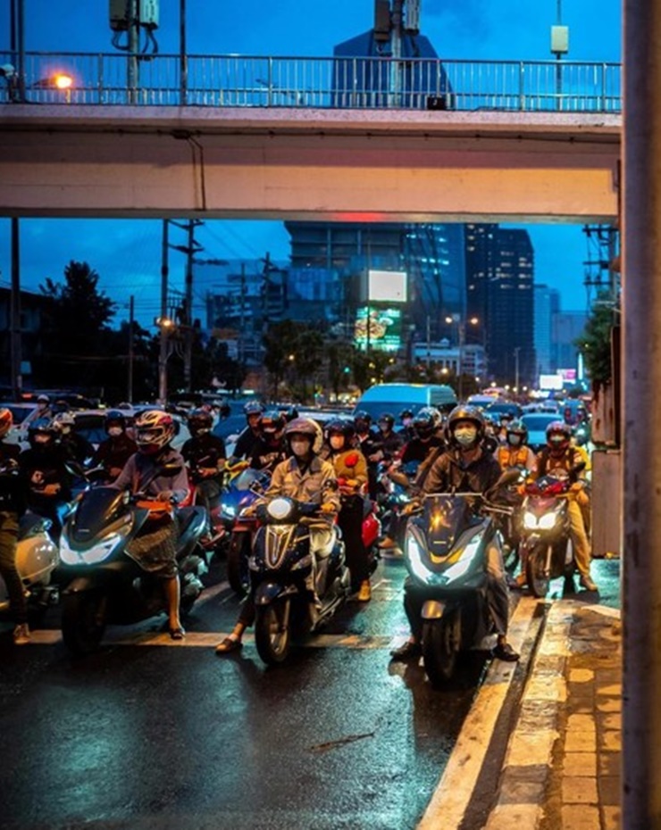 Đây là thành phố phát triển ở Đông Nam Á nhưng các tuyến đường cũng không hiếm cảnh xe máy như Hà Nội.
