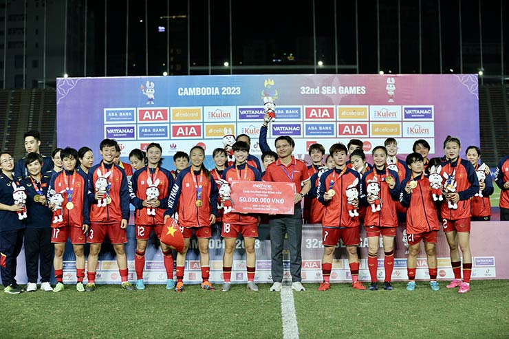 Các nữ tuyển thủ được
thưởng nóng 50 triệu đồng