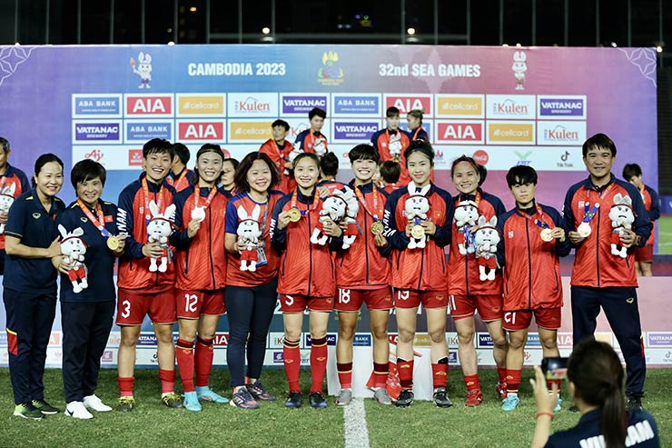 Ngây ngất ĐT nữ Việt Nam 8 lần vô địch SEA Games: "Những cô gái vàng" ăn mừng - 7