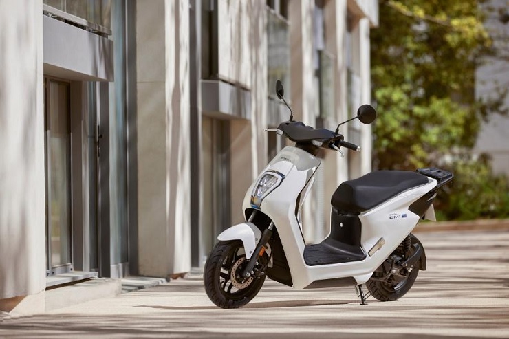 Honda trình làng xe máy điện EM1 e: đối đầu với Yamaha Neo's - 1