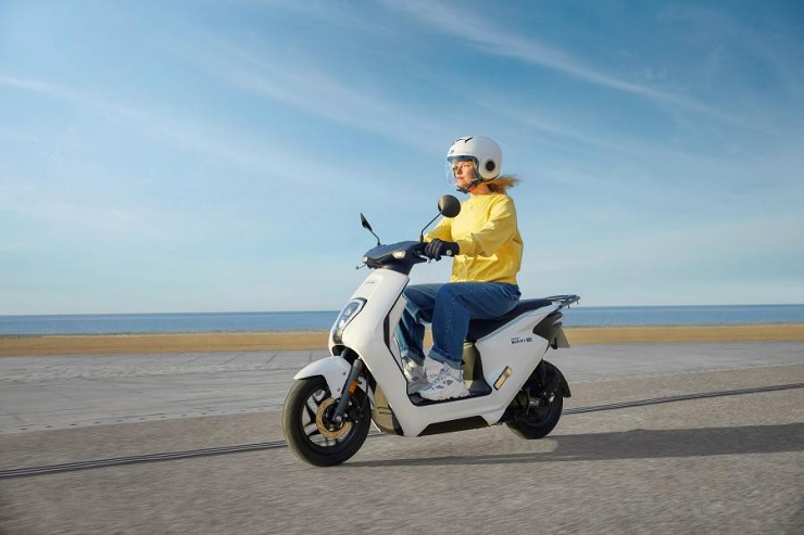 Honda trình làng xe máy điện EM1 e: đối đầu với Yamaha Neo's - 4