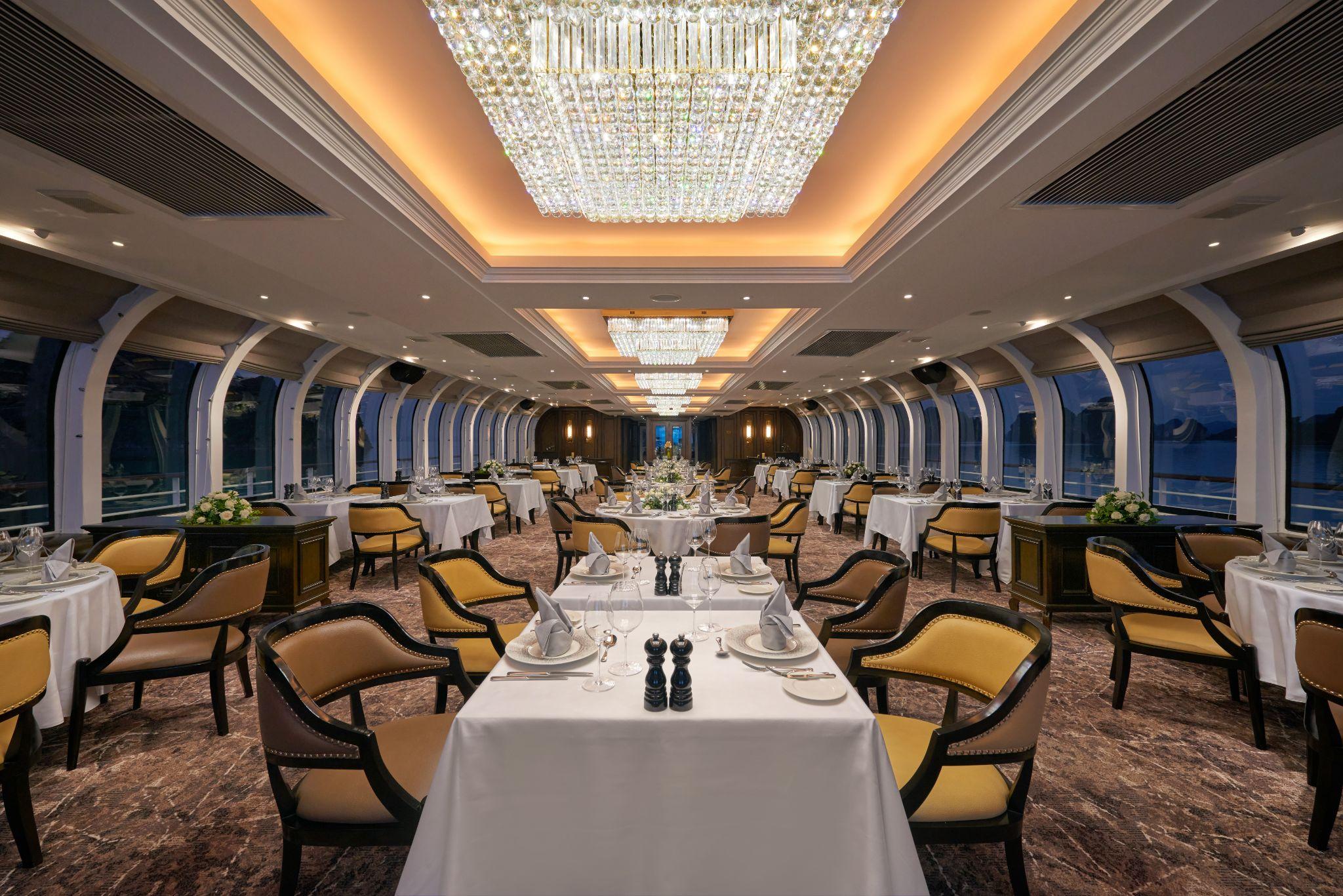 Nhà hàng tầng 2 của Paradise Delight phục vụ thực đơn set menu cao cấp với sức chứa hơn 100 thực khách