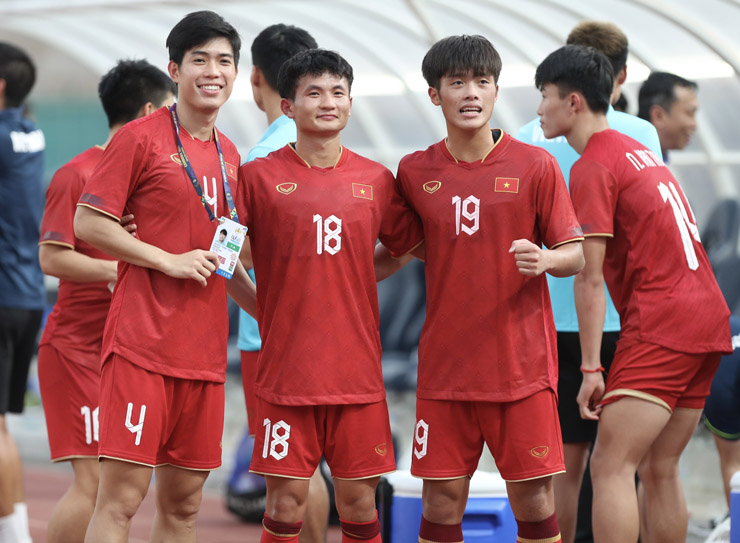 U22 Việt Nam giành HCĐ SEA Games, cùng HLV Troussier tri ân nghìn fan - 10