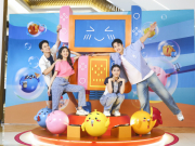 Độc lạ hè 2023: Emoji khổng lồ “đại náo