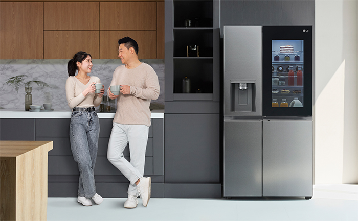 Tủ lạnh LG InstaView giúp cho gia đình luôn có sẵn nguồn “năng lượng mát lạnh” để giải tỏa cơn khát, cơn nóng ngày hè.
