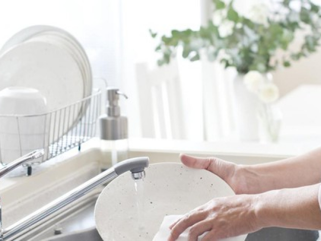 Bạn trẻ - Cuộc sống - Đưa sinh viên về nhà ăn uống la liệt xong vị giáo sư gọi mẹ già ra rửa bát và bài học hiếu thảo người con nào cũng phải khắc ghi