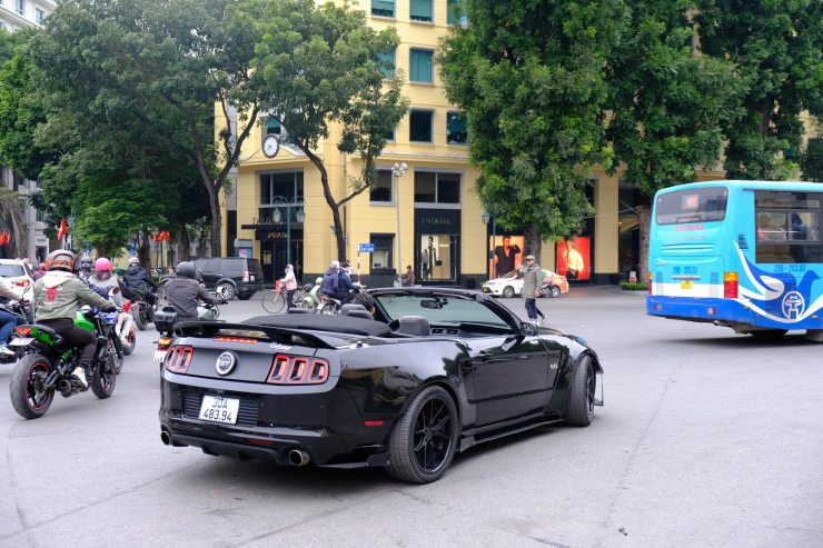 Ford Mustang GT mui trần giá hàng tỷ đồng.