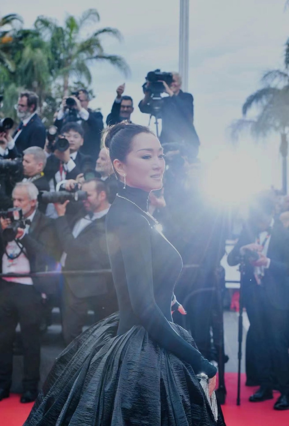 Tại thảm đỏ LHP Cannes 2023, Củng Lợi
vẫn là nghệ sĩ Trung Quốc được ban tổ chức ưu ái nhất khi có người
dẫn đường, hướng dẫn cho cô vị trí chụp ảnh. Bên cạnh đó, cũng chỉ
có Củng Lợi được đọc tên và giới thiệu rõ ràng.