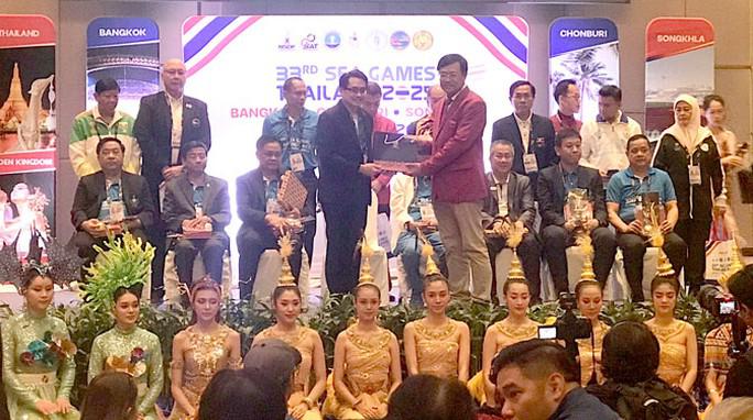 Trưởng đoàn thể thao Việt Nam Đặng Hà Việt nhận quà lưu niệm từ Ban Tổ chức SEA Games 33-2025 .Ảnh: ĐÔNG LINH